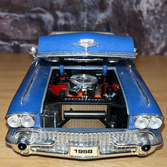 Cadillac Eldorado Biarritz 1958 Miniature 1/18 Road Legends - En Boîte